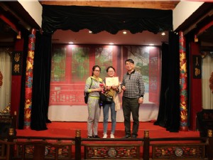 董事长余国荣为“女生组”第一名颁奖